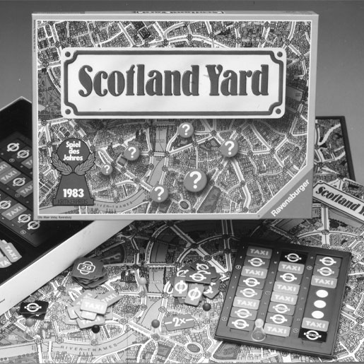 Erstes Scotland Yard Spiel auf einer Schwarz-Weiß-Fotografie